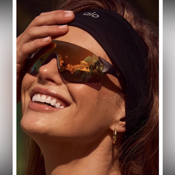 ALO Airlift Black Logo Headband, New - Picture 4 of 5